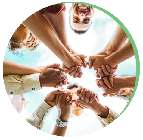 Websites für Vereine - Gruppenbild - Menschen stehen im Kreis und halten die Hände übereinander
